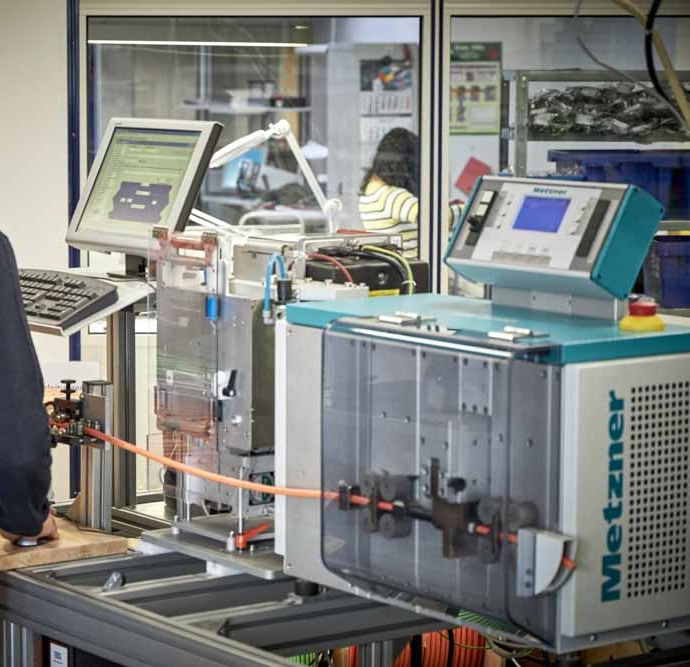 Metzner-Anlage zur automatisierten Kabelverarbeitung.