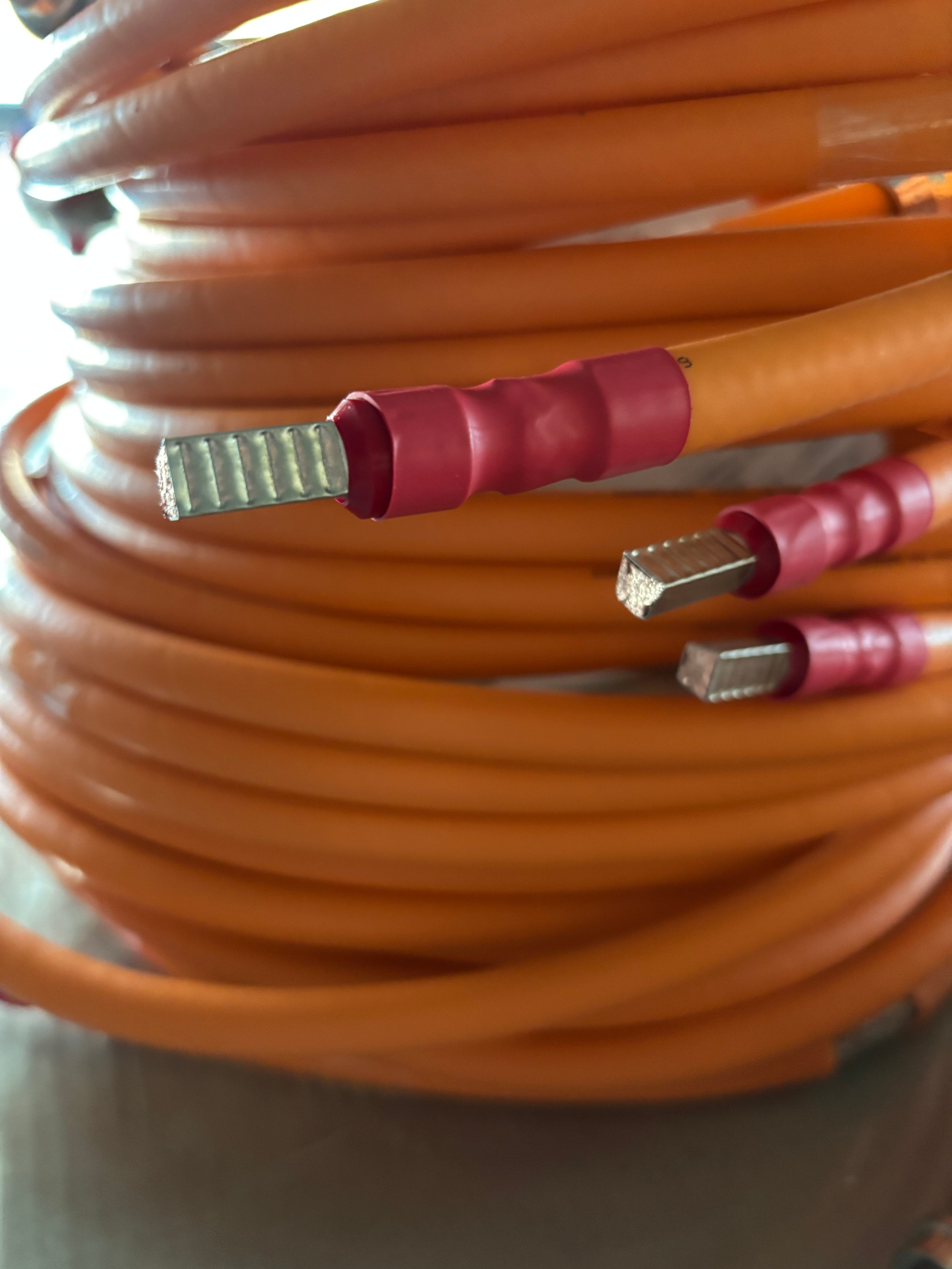 Orange Hochvoltleitungen mit verpressten Kontakten.